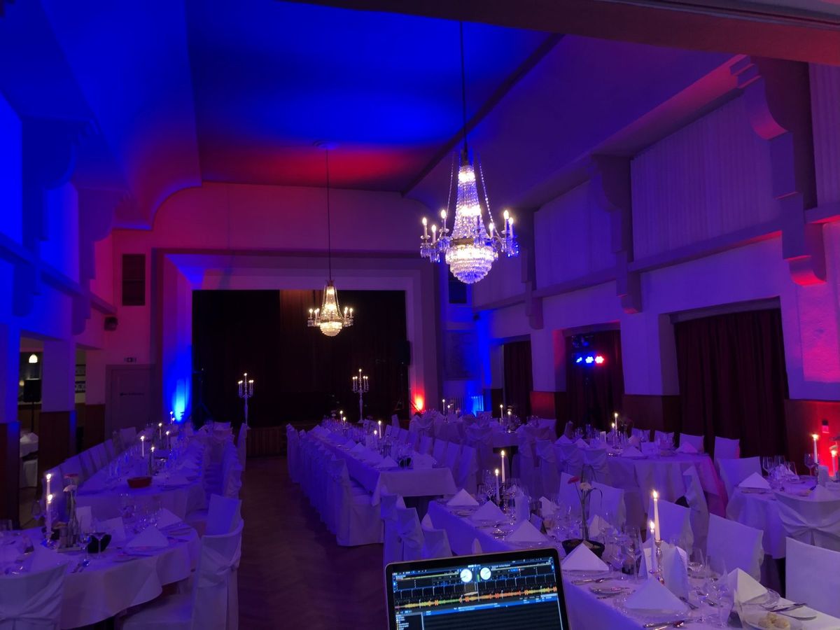 Festsaal mit blauer und roter Ambiente-Beleuchtung