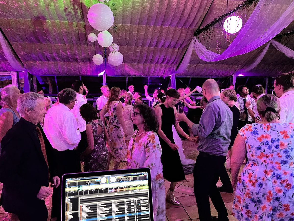 Volle Tanzfläche bei einer Hochzeit